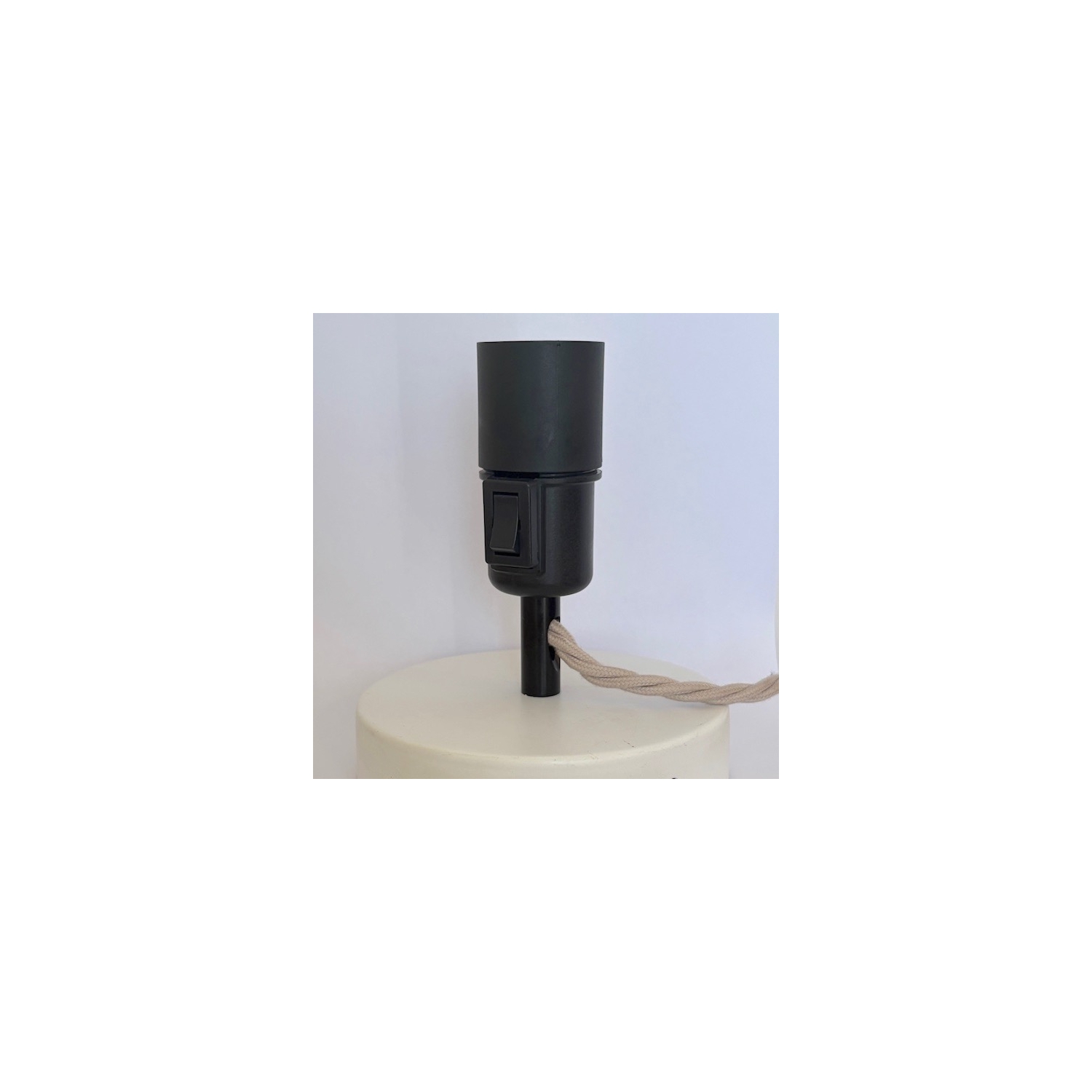 Side hole extension for lamp holder